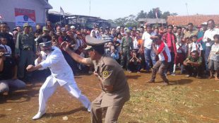 Kades Ciadeng dan Kanit Pol PP Cigombong "Parebut Seeng" (dok. KM)