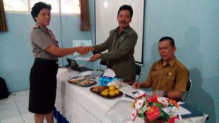 Ketua Dewan Pendidikan kota Bogor, Dr. Ir. Affandi Arsyad menyerahkan dokumen kepada AKP. Diana yang mewakili Kapolres Bogor disaksikan Kadisdik Edgar Suratman (dok. KM)