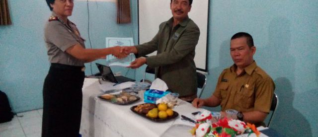 Ketua Dewan Pendidikan kota Bogor, Dr. Ir. Affandi Arsyad menyerahkan dokumen kepada AKP. Diana yang mewakili Kapolres Bogor disaksikan Kadisdik Edgar Suratman (dok. KM)