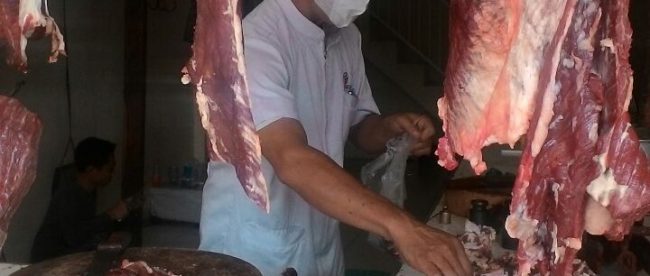 Petugas UPT Keswankan saat mengambil sampel daging di pasar Cijeruk (dok. KM)
