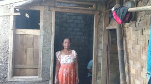 Aay (50), warga desa Ciasihan, Kab. Bogor yang meminjam uang untuk merehabilitasi rumahnya yang hampir roboh. (dok. KM)