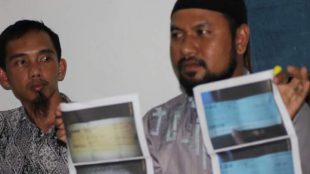 2 calon TKI korban penipuan, Abu Nazwa dan Busri, menunjukkan scan cek dan bilyet giro bodong yang diterima dari pelaku penipuan berinisal SA (dok. KM)