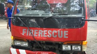 Kondisi truk pemadam kebakaran yang mengalami kecelakaan dengan sebuah motor di bilangan Cimalati, Sukabumi (dok. KM)