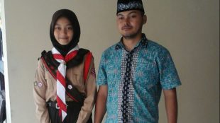 Dea Salsabila, komandan regu pramuka Kabupaten Bogor, bersama pembina pramuka SMP Islam Ibnu Sina Said Izzudin (dok. KM)