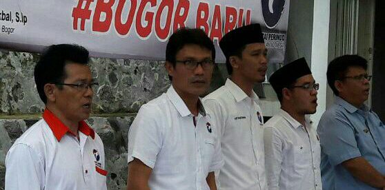 Balon Bupati Bogor dan Wakil Bupati Bogor Ade Wardhana dan Ringgi Jaeni (berpeci) di Cibinong, 29/8 (dok. KM)