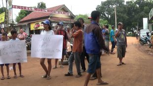 Warga yang berunjuk rasa menuntut penghentian proyek lapangan tembak milik TNI-AD, Cibinong 31/8 (dok. KM)