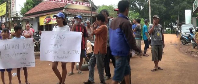 Warga yang berunjuk rasa menuntut penghentian proyek lapangan tembak milik TNI-AD, Cibinong 31/8 (dok. KM)