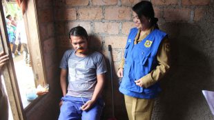 Petugas Dinsosnakertrans Kab. Bogor meninjau kondisi salah satu pengidap gangguan jiwa di kecamatan Kemang, Bogor 25/8 (dok. KM)