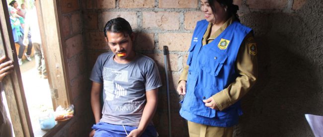 Petugas Dinsosnakertrans Kab. Bogor meninjau kondisi salah satu pengidap gangguan jiwa di kecamatan Kemang, Bogor 25/8 (dok. KM)