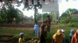 Warga berjalan dekat galian proyek pembangunan BTS di desa Cogrek, Kemang, Bogor (dok. KM)