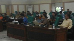 Anggota WALHI Jawa Barat saat menghadiri Raker Komisi I dan III DPRD Bogor terkait kajiannya dalam kasus proyek PLTM milik PT. JDG, Senin 1/8 (dok. KM)