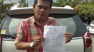 Ketua LSM PAR, Hotman Idris memperlihatkan surat penerimaan laporan kepolisian (dok. KM)