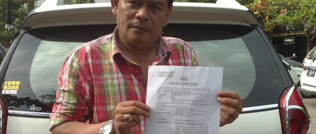Ketua LSM PAR, Hotman Idris memperlihatkan surat penerimaan laporan kepolisian (dok. KM)