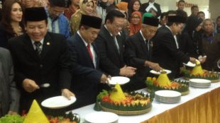 Anggota DPR RI memotong tumpeng memperingati HUT DPR RI ke 71, Senin 29/8 (dok. KM)