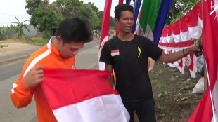 Seorang warga membeli bendera menjelang hari kemerdekaan 17 Agustus (dok. KM)