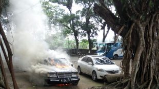 Mobil Mercedes-Benz terbakar di lapangan parkir TMR Cimalati, Sukabumi Minggu 28/8 (dok. KM)