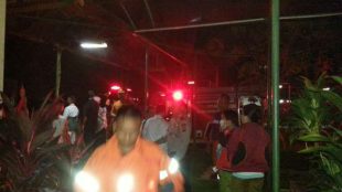 Suasana ketika petugas dan warga berusaha memadamkan api yang melahap gedung sekolah di SMA Dwiwarna PArung (dok. KM)