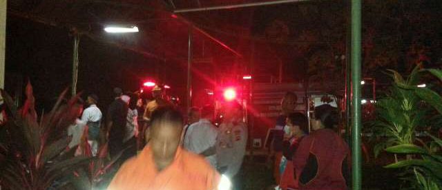 Suasana ketika petugas dan warga berusaha memadamkan api yang melahap gedung sekolah di SMA Dwiwarna PArung (dok. KM)