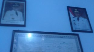 Kantor kepala KUA kecamatan Pancoranmas, Depok, masih terpampang foto walikota dan wakil walikota yang lama (dok. KM)