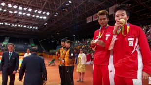 Atlit badminton ganda campuran Liliyana Natsir dan Tontowi Ahmad memenangkan medali emas saat Olimpiade di Rio De Janeiro, Brazil Minggu 21/8 (dok. Youtube:Olympic)