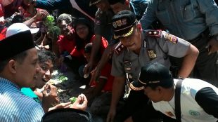 "Ngaliwet Terpanjang di Dunia" digelar oleh warga Kampung Bata Alam, Cigombong, Minggu 21/8 (dok. KM)