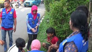 Petugas Dinsosnakertrans Kab. Bogor sedang mendata anak jalanan di Cibinong (dok. KM)