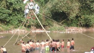 Meriahnya lomba panjat pinang di sungai Ciliwung di Kampung Gelonggong, Ds. Kedung Waringin Bojonggede (dok. KM)