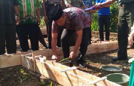 Dandim 0621 Bogor, Bima, meletakkan batu pertama pembangunan pos koramil Tenjolaya, Kamis 4/8 (dok. KM)