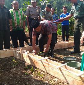 Dandim 0621 Bogor, Bima, meletakkan batu pertama pembangunan pos koramil Tenjolaya, Kamis 4/8 (dok. KM)