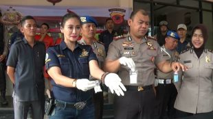 Polres Bogor perlihatkan barang bukti narkoba yang diamankan dari bandar narkoba yang ditangkap, Rabu 31/8 (dok. KM)