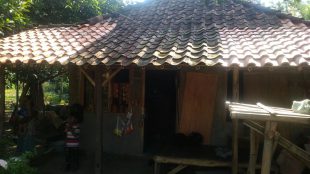 Salah satu rumah yang mendapat bantuan dana RTLH di Banyuresmi. Dana bantuan tersebut diduga dikorupsi oleh oknum Pemdes sehingga hanya sebagian dari dana tersebut yang diterima oleh warga. (dok. KM)