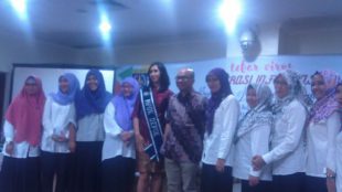 Foto bersama narasumber talkshow Maman Suherman (batik, tengah) diapit oleh Mpok Depok dan ka. Kantor Arsip & Perpus Depok (dok. KM)