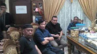Tukul Arwana bersama Agum Gumelar dan pelawak Cak Lontong di rumah duka, Selasa malam 23/8 (dok. KM)