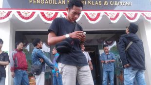Sejumlah waratwan tampak berkumpul di depan PN Cibinong, Senin 29/8 (dok. KM)