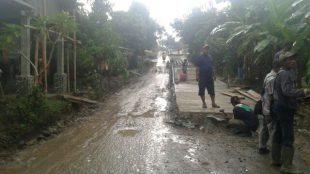 beberapa pekerja proyek sedang melakukan betonisasi jalan di desa Rabak, Kecamatan Rumpin (dok. Irfan/KM)