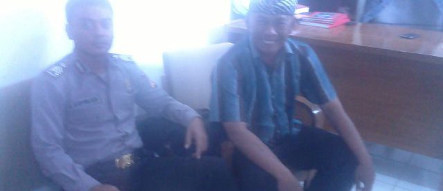Darmawan Kades Dayeuh Manggung (Kanan) dengan Babinmas D.Rahmat0 (dok. Mugi/KM)