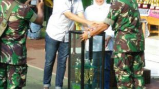Utusan Pangdam Jaya, Mayor Inf Sg Mantiri, menyerahkan piala bergilir pada ketua pelaksana Lomba dan Pembina Paskib SMPN 1 Depok (dok. KM)