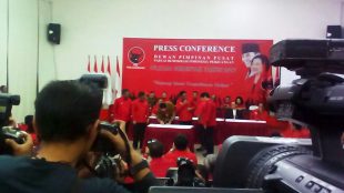 Ahok (tengah, berbaju batik) menandatangani kntrak politik menyusul deklarasi PDIP mendukungnya maju dalam Pilgub DKI Jakarta tahun depan (dok. Jack/KM)