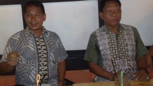 Azan (kiri) dan Alfons, 2 peserta seleksi anggota BPSK yang tidak lolos (dok. KM)