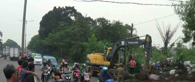 Alat berat yang digunakan oleh Satpol PP Kab. Bogor dalam pembongkaran PKL rusak sebagian ruas trotoar di Jl. Raya Bogor (dok. Irfan/KM)