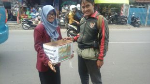 Anggota AMPB dan IMM dalam aksi penggalangan dana bantuan korban bencana alam Garut, 22/9 (dok. KM)