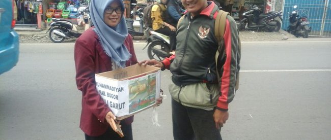Anggota AMPB dan IMM dalam aksi penggalangan dana bantuan korban bencana alam Garut, 22/9 (dok. KM)