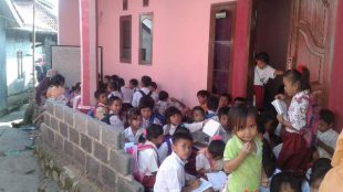 Murid kelas jauh SDN Cipinang 3, Rumpin, yang menempati pelataran rumah warga dalam aktivitas PBM nya (dok. KM)