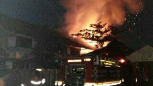 Aparat damkar menangani kobaran api di gedung milik Yayasan Alhusnah, Leuwiliang (dok. KM)