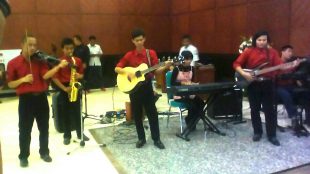 Grup band dari dari panti asuhan tuna netra Cahaya Batin menghibur penonton pada final Abang None Jakarta Timur, 21/9 (dok. Jack/KM)