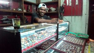 Muhammad Saefudin alias Kang Uwi di padepokan batu akik nya di Ds Muara Jaya, Caringin, Bogor (dok. Raden/KM)