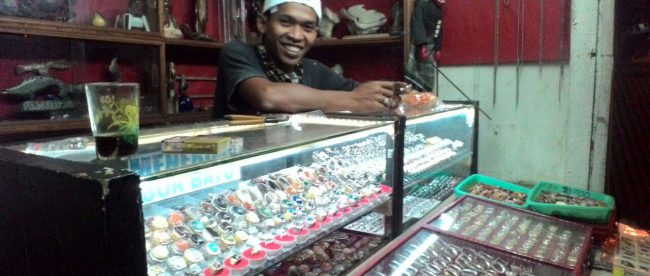 Muhammad Saefudin alias Kang Uwi di padepokan batu akik nya di Ds Muara Jaya, Caringin, Bogor (dok. Raden/KM)
