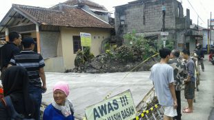 Pekerjaan betonisasi jalan di Gg Nurkim, desa Kotabatu, yang menjadi lokasi cekcok antara pemotor dan pekerja (dok. Budi/KM)