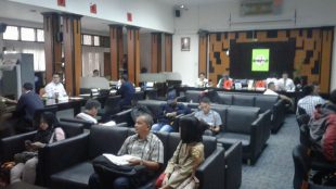 Tampak antusias masyarakat mengikuti program "four hour service" di BPMPTSP Kabupaten Bogor (dok. Irfan/KM)