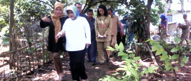 Bupati Bogor Nurhayanti beserta sejumlah jajarannya saat meninjau penderita penyakit kaki gajah di Citeureup, Bogor 5/9 (dok. Irfan/KM)